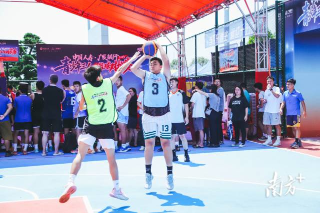 篮球少年在球场上奋力拼搏。南方+记者 李姗恒 摄