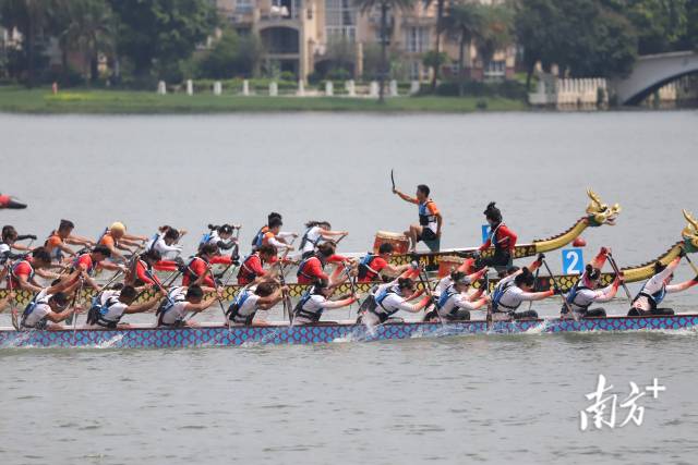 十五运会群众比赛龙舟项目比赛中。南方+记者 梁时禹 通讯员 南海宣 摄