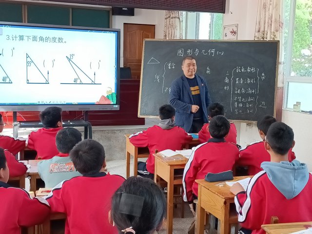 学生正在上课.jpg