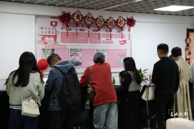 图1 新人在官渡区婚姻登记处排队登记.png