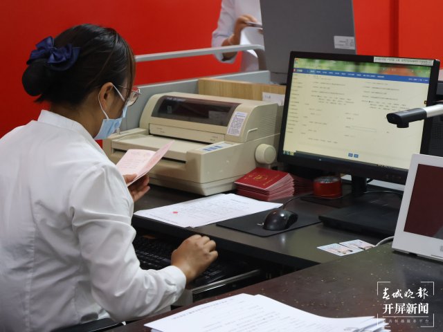 图5 西山区婚姻登记处工作人员正在核对新人的信息.jpg