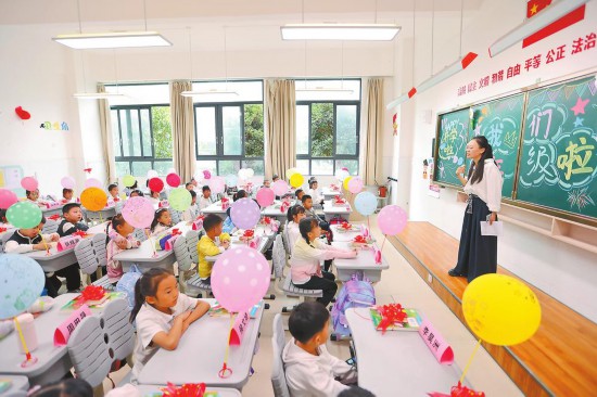 西山区书林第二小学上好“开学第一课”。