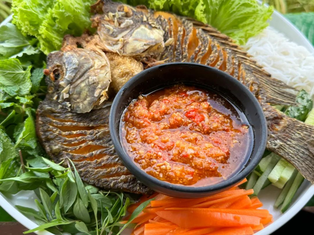 【早安云南·滇味】这酸辣,够野!一口菜包鱼,唤醒你的味蕾_昆明信息港