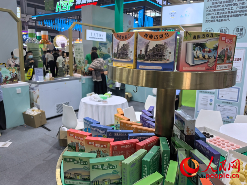 进口原料加海南辅料生产的巧克力伴手礼在消博会展示。人民网记者 毛雷摄