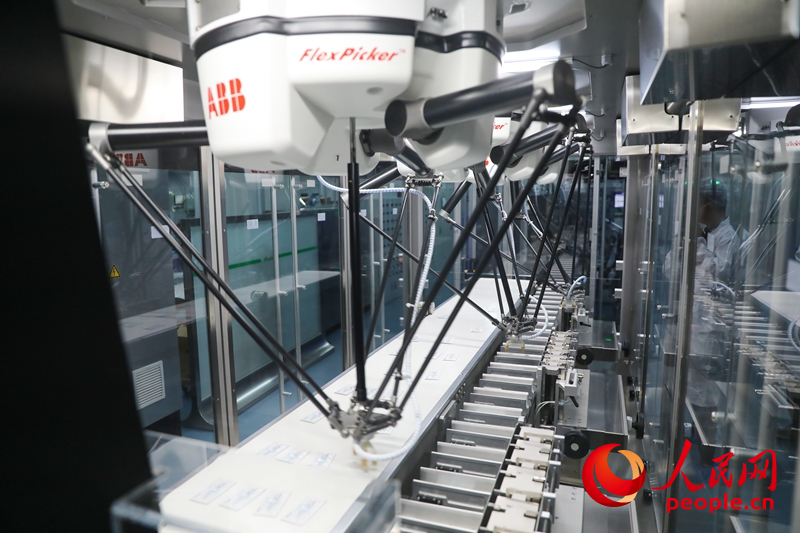 海南先声药业生产车间里，自动化设备正在飞速运转。人民网记者 牛良玉摄