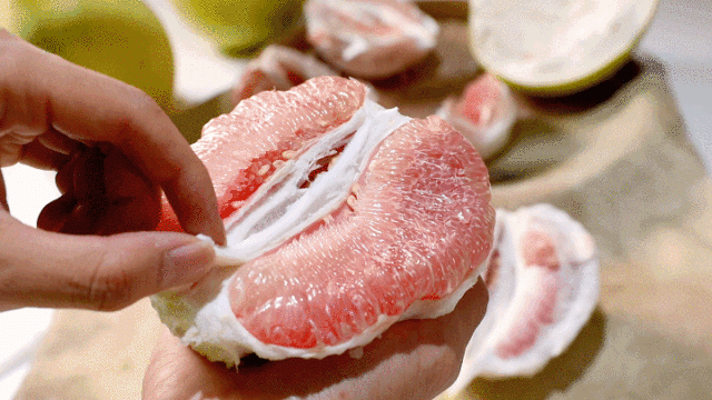 广东梅县金柚，饱满圆润，金黄色的果皮透着微粉，藏在其中的果肉粉嫩晶莹。图源：南方农村报