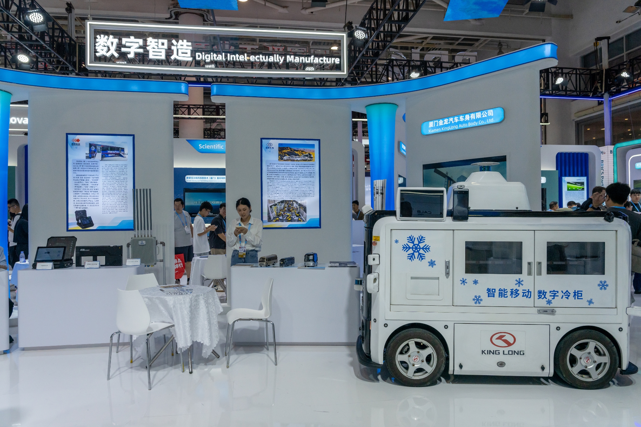 2024年9月9日，福建厦门，观众在金砖国家新工业革命伙伴关系创新基地展位参观、洽谈。