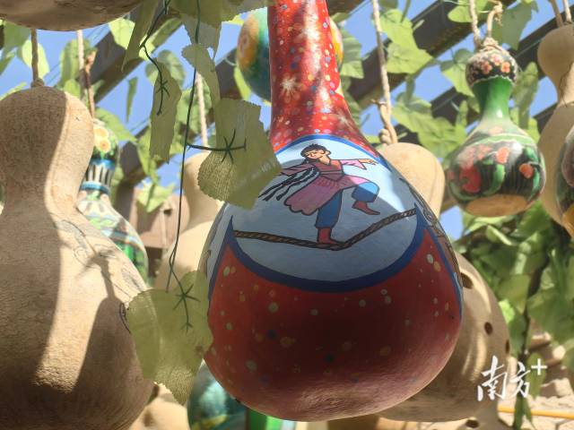 英吉沙县土陶村景区内的葫芦装饰品。南方+ 泠汐 拍摄 英吉沙县土陶村景区内的葫芦装饰品。南方+ 泠汐 拍摄