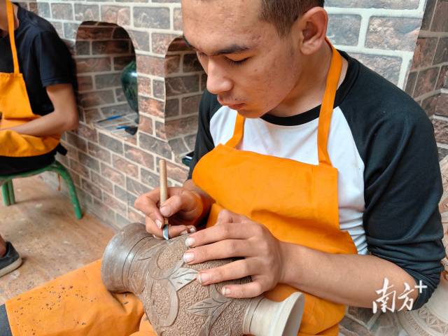 英吉沙县土陶村内,工匠使用传统技法雕刻土陶。南方+ 泠汐 拍摄 英吉沙县土陶村内,工匠使用传统技法雕刻土陶。南方+ 泠汐 拍摄