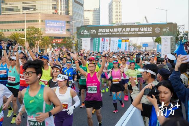 3月23日7点整，2024横琴马拉松鸣枪开跑。南方+记者 钱文攀 摄