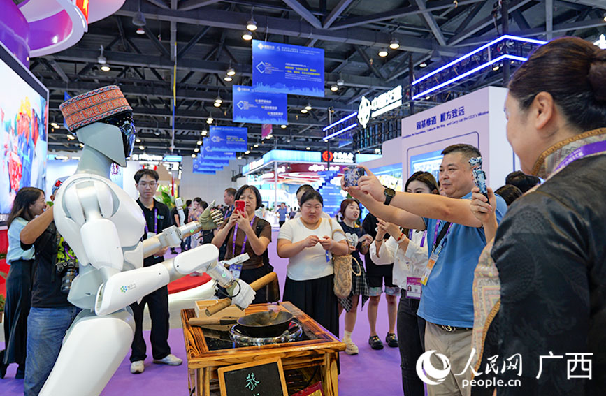 机器人打油茶。人民网 梁章晖摄