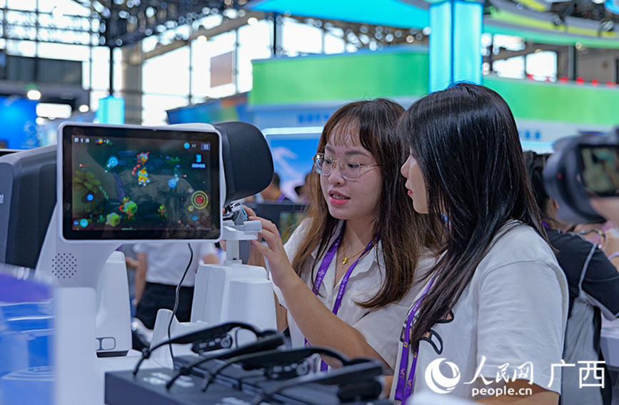 观众体验高科技展品。人民网 梁章晖摄
