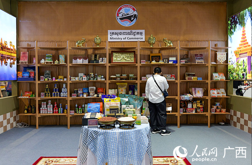 观众挑选东南亚商品。人民网 梁章晖摄