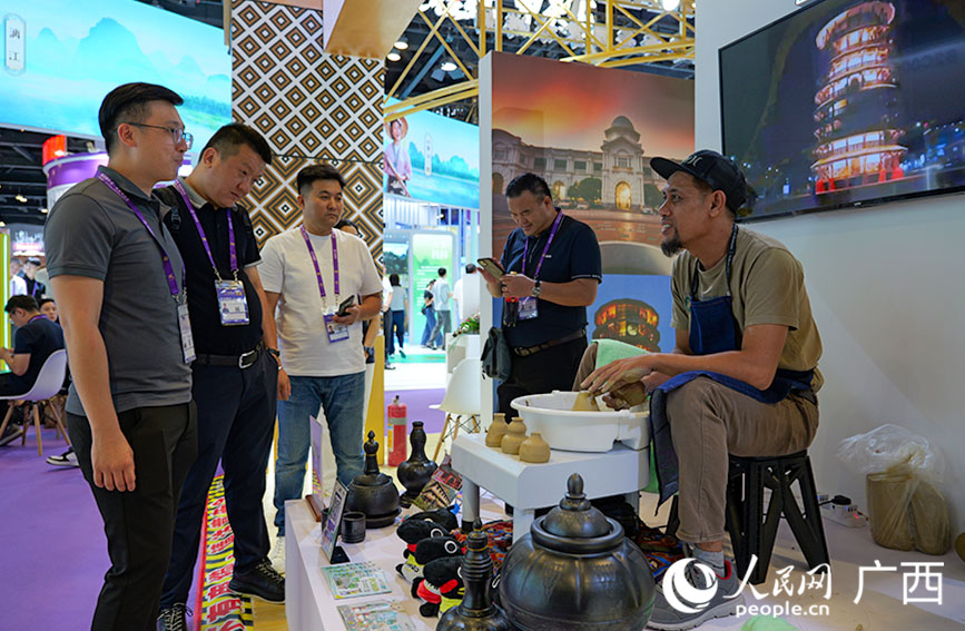 观众参观东南亚展区。人民网 梁章晖摄