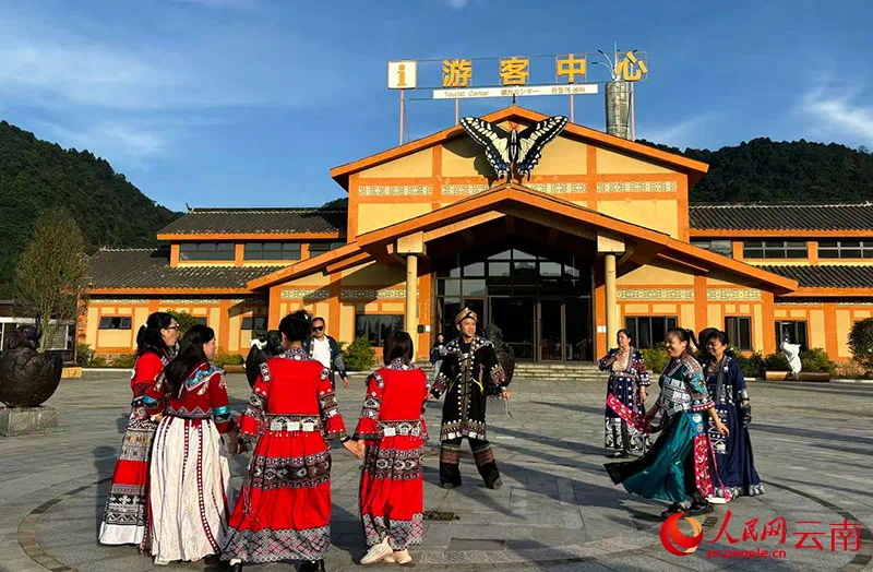 游客在蝴蝶苗寨体验民族风情。人民网 雷霁摄
