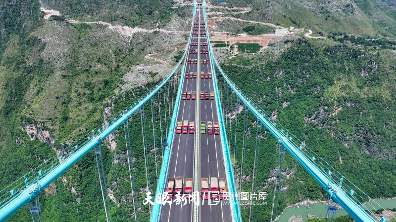 906947-8月25日，在贵州省黔西南州贞丰县拍摄正在进行静力荷载试验的花江峡谷大桥。.jpg
