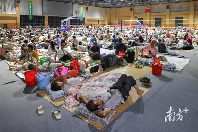 珠海已迅速开放应急避难场所。图为北京理工大学（珠海）的体育馆内，安置于此的约2000名建筑工友正在休息。南方+记者 郑新洽 董天健 摄