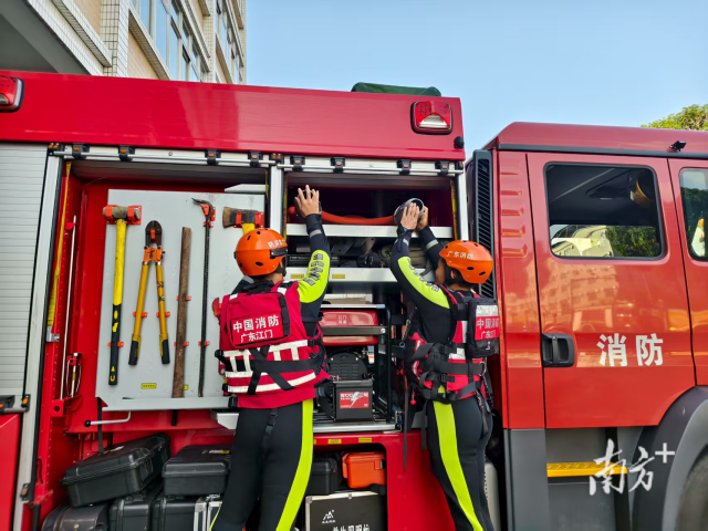 消防救援人员正在对装备进行清点维护。供图：粤消宣