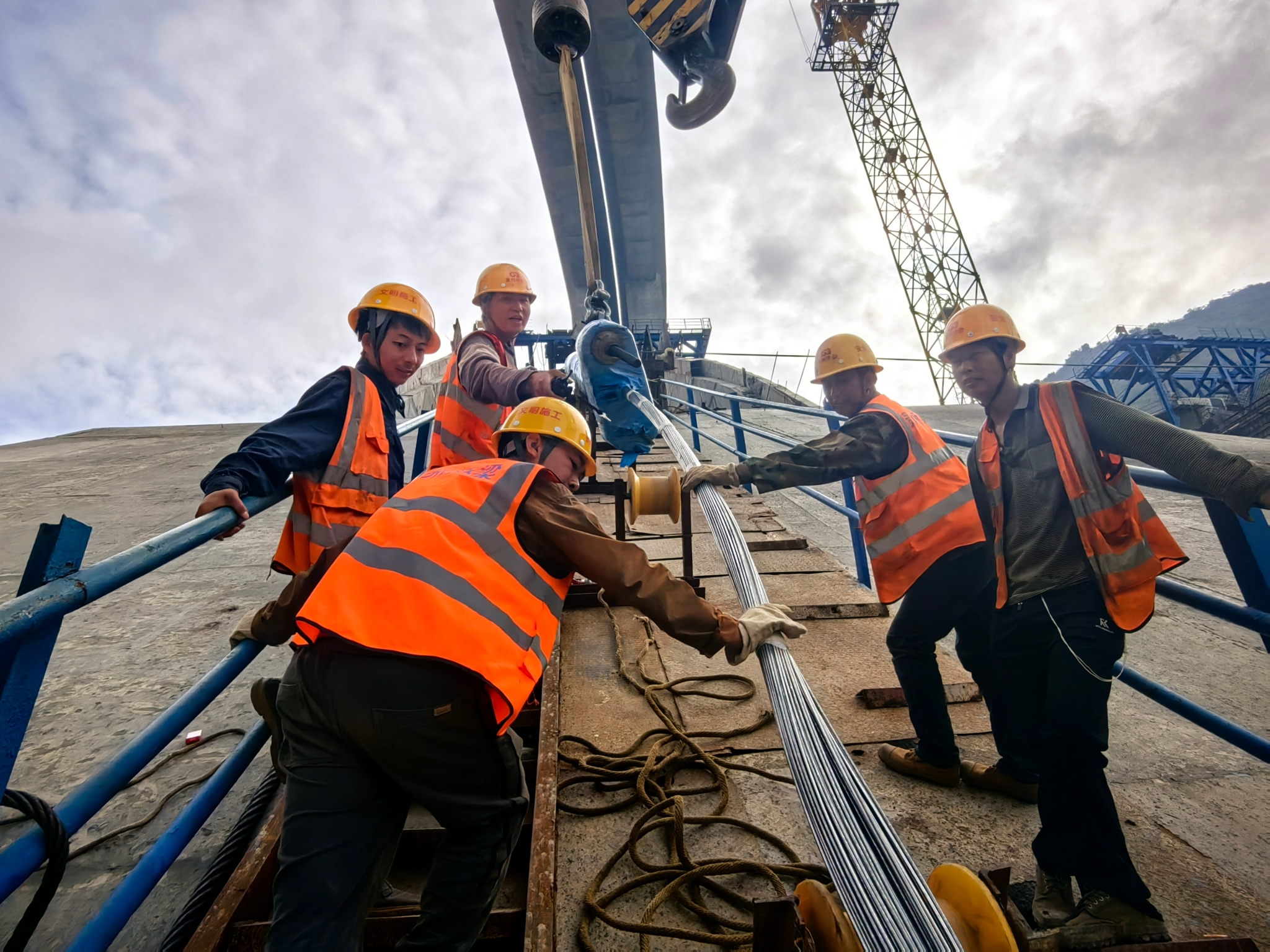 17585086067228.jpg 智慧缆索安装 张杰 摄.jpg