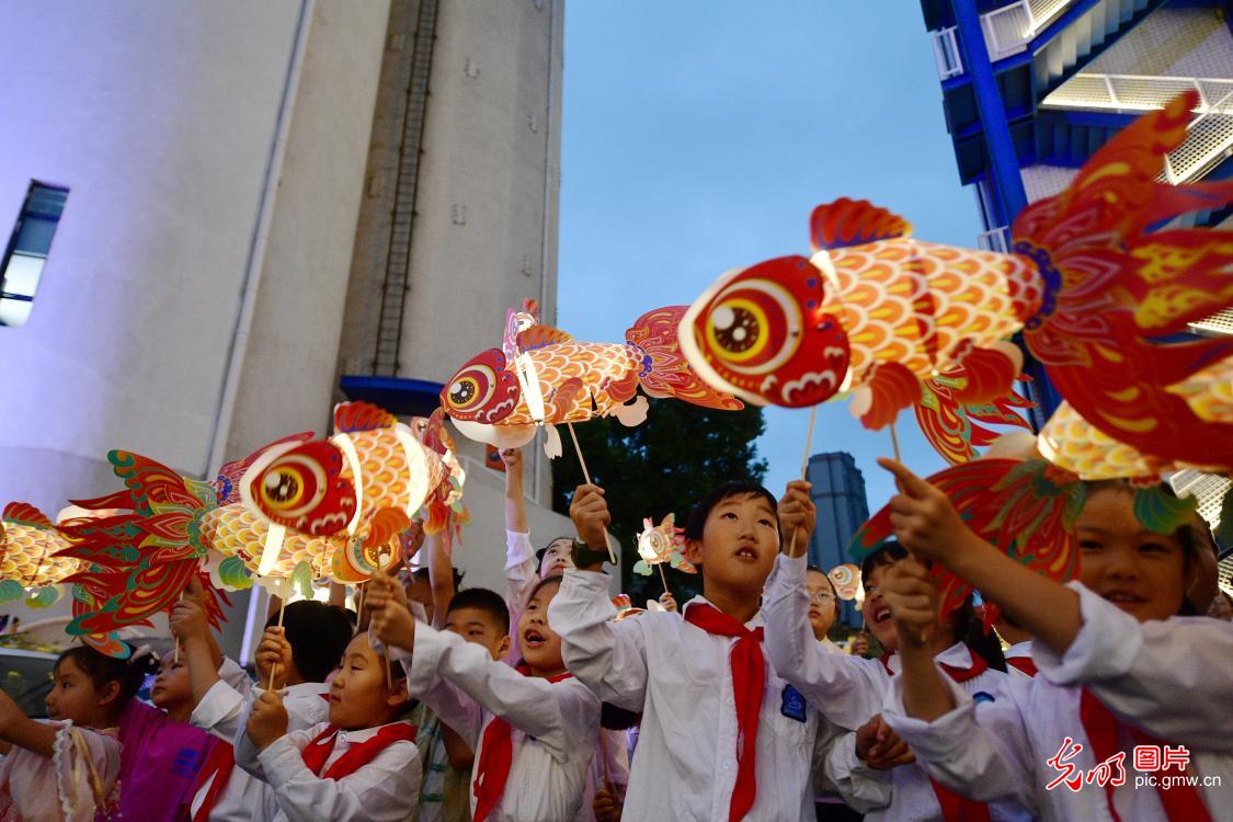 体验“非遗” 喜迎“双节”