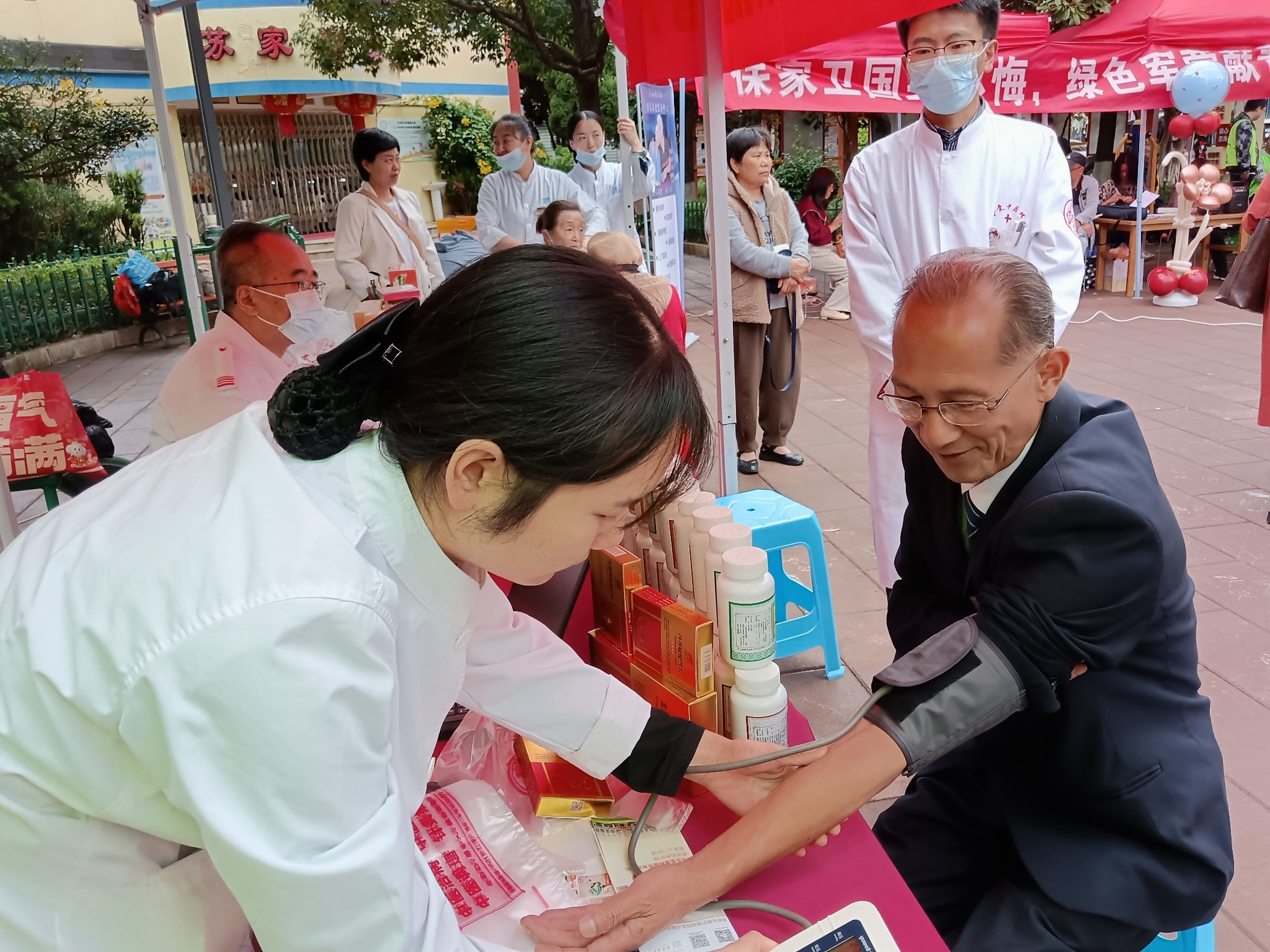 为居民测量血压血糖建立口腔档案