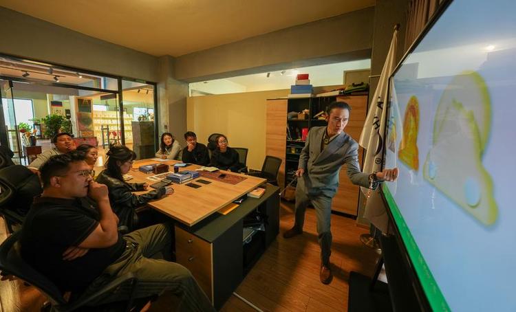 Tashi Badan (1st R) attends a meeting with colleagues at Yakhore Design Company in Lhasa, southwest China's Xizang Autonomous Region, Sept. 16, 2025. (Xinhua/Jigme Dorje)