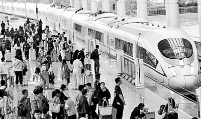 双节假期迎来返程高峰——多措并举保障顺畅出行 双节假期迎来返程高峰——多措并举保障顺畅出行