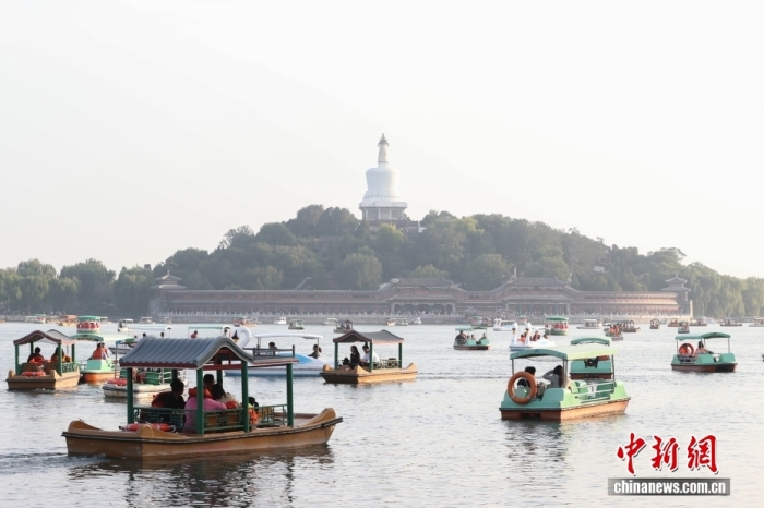 10月7日，国庆节、中秋节假期进入尾声，北京北海公园热度不减，不少市民游客在公园乘船游玩。<a target='_blank' href='/'>中新社</a>记者 杨郁然 摄