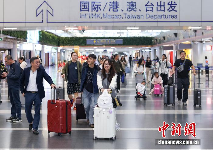 10月8日是国庆中秋假期最后一天，大量旅客在北京首都国际机场出行。 <a target='_blank' href='/'>中新社</a>记者 贾天勇 摄