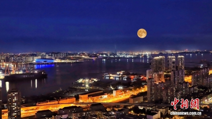 辽宁大连，中秋节一轮圆月从大连梭鱼湾东方海岸线升起。