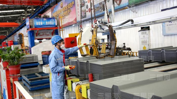 On Oct. 20, 2025, a worker works on a production line at a factory in Lianyungang, Jiangsu Province. (Photo provided to China News Network)