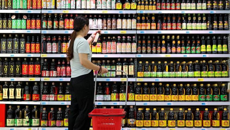 A consumer buys condiments at a supermarket in Zaozhuang, east China's Shandong Province, Sept. 10, 2025. (Xinhua/Zhongzhe)
