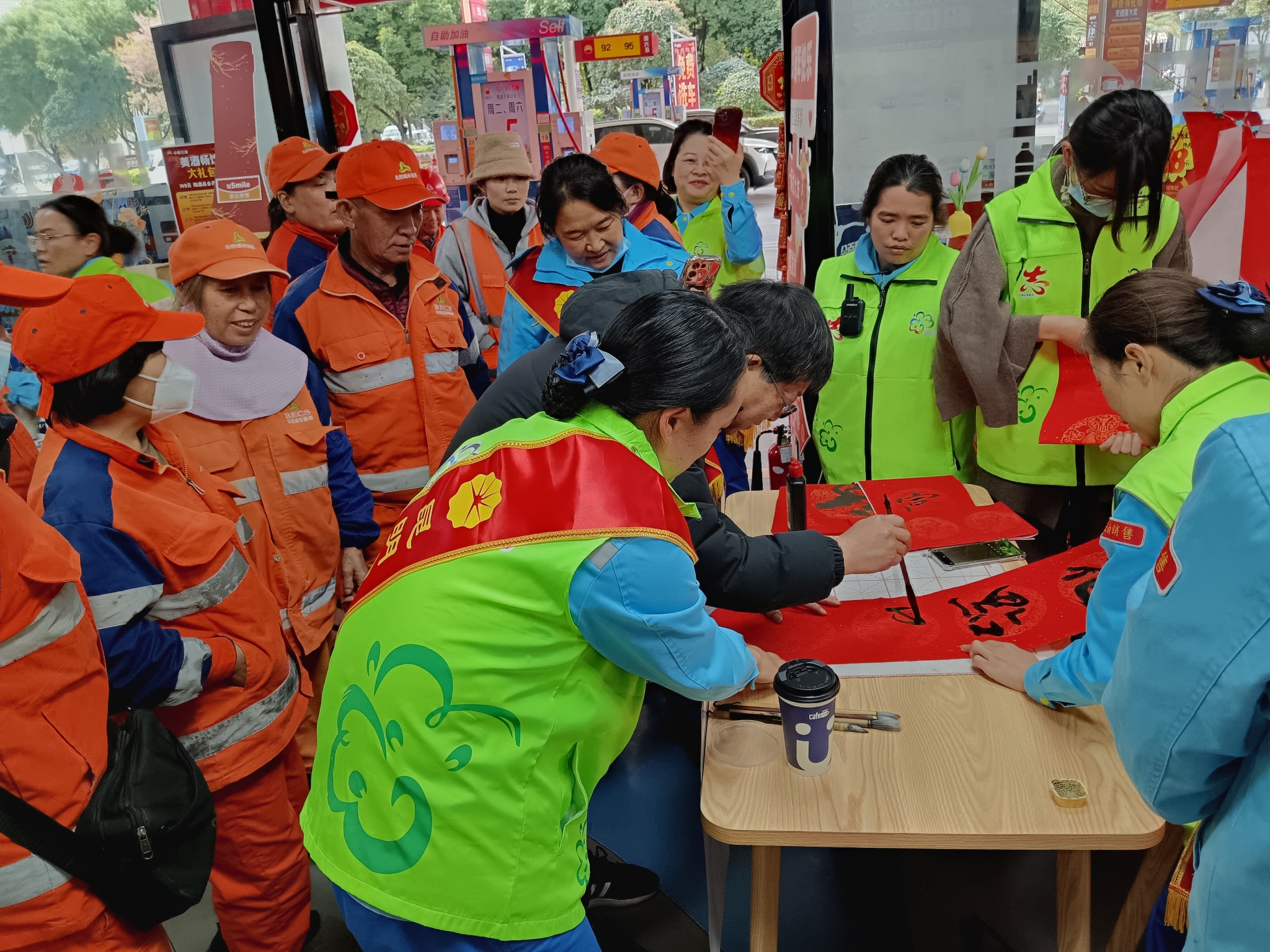 开展新春公益服务为环卫工人写赠春联送福字