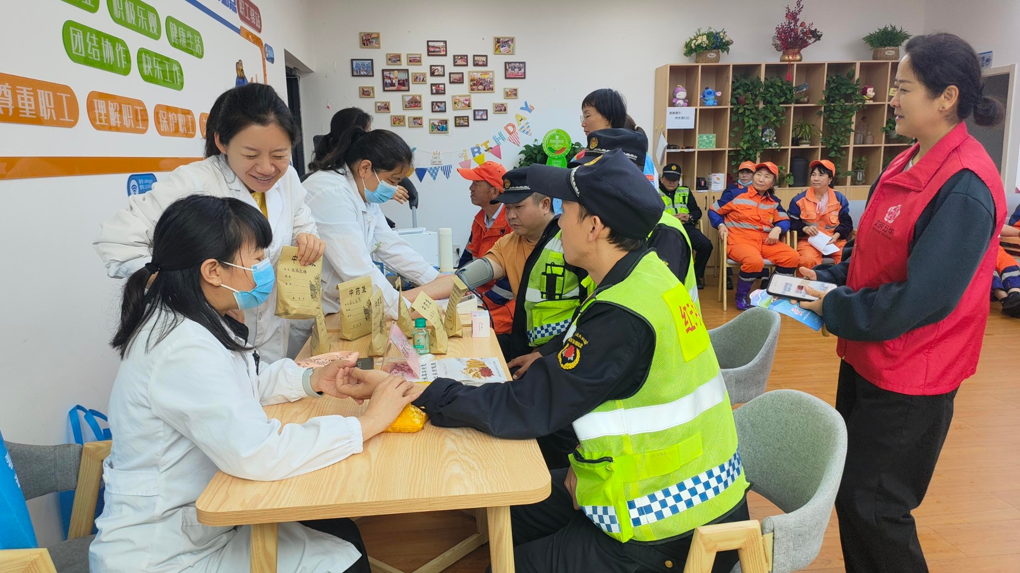 联合卫生医疗单位为城市建设者环卫工人等把脉问诊守护健康
