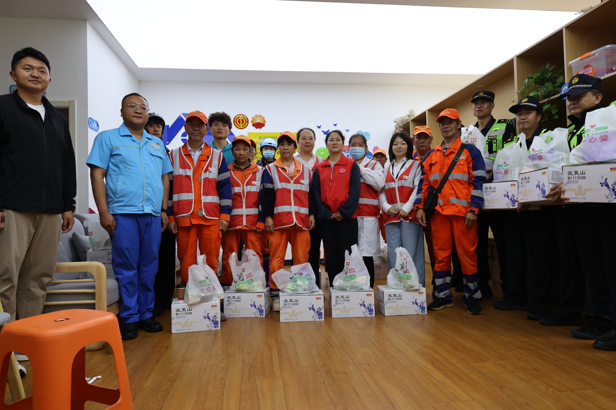 慰问环卫工人、配送骑手等发放防暑降温物资