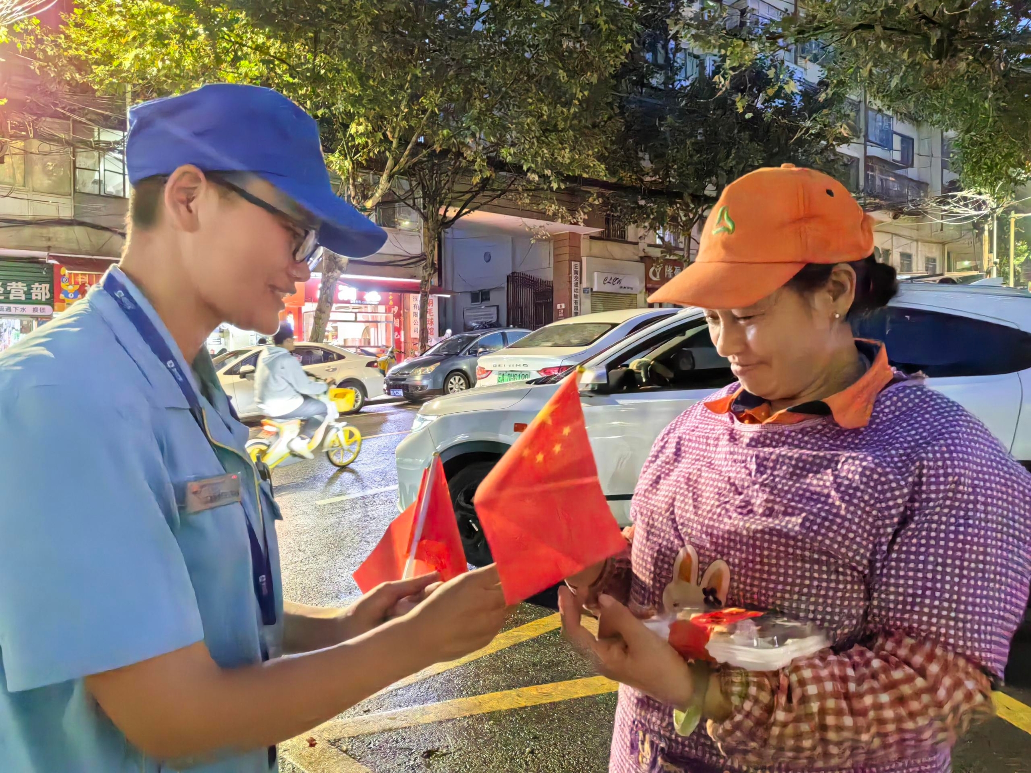 中秋夜为守公厕的环卫工人送去月饼和小国旗共庆团圆