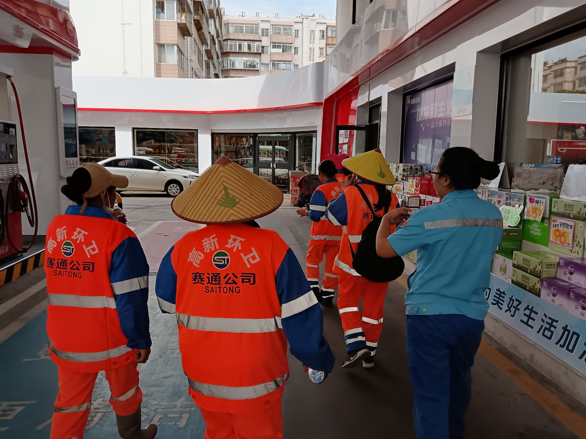 邀请环卫工人参观加油站工会驿站征求汇集“心意清单”