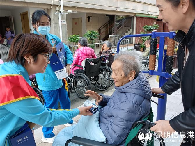 与老人及家属交谈了解日常起居和饮食身体情况
