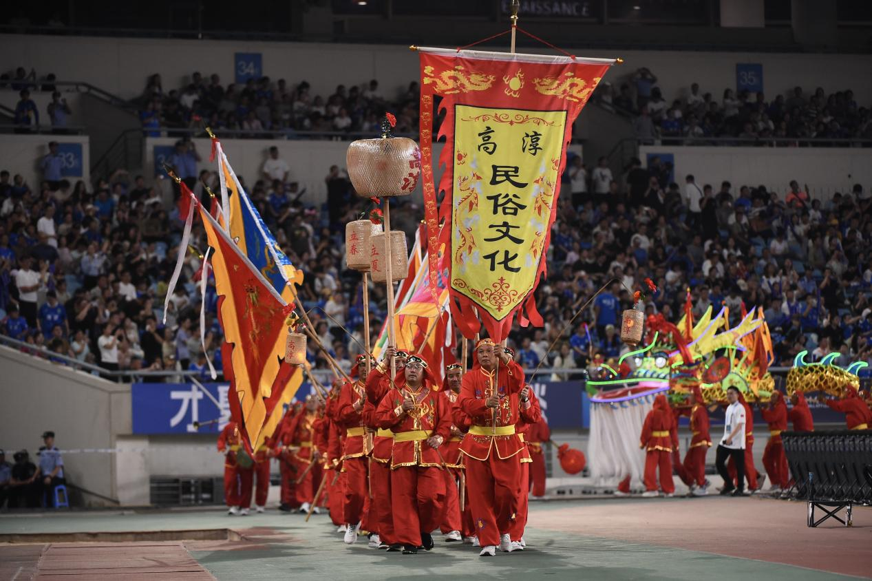 “苏超”淘汰赛南京主场对阵连云港，赛前举行当地民俗文化展演。刘建民摄