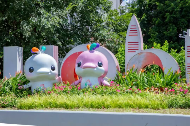 深圳滨河路-宝安立交，“喜洋洋”和“乐融融”‌悄然伫立，为城市街角添一抹活力亮色。图源：深圳发布