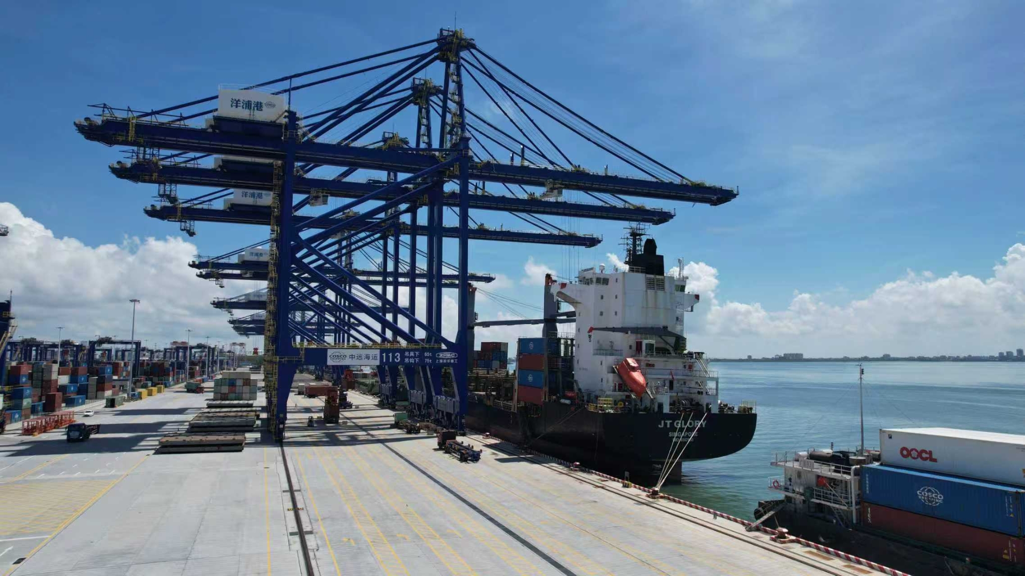 海南洋浦国际集装箱码头。人民网记者 孟凡盛摄