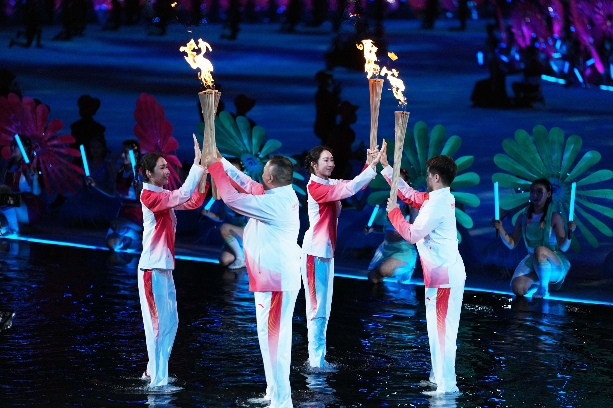 11月9日，火炬手王柳懿、王芊懿与梁伟铿、赖宣治在开幕式上进行火炬交接。