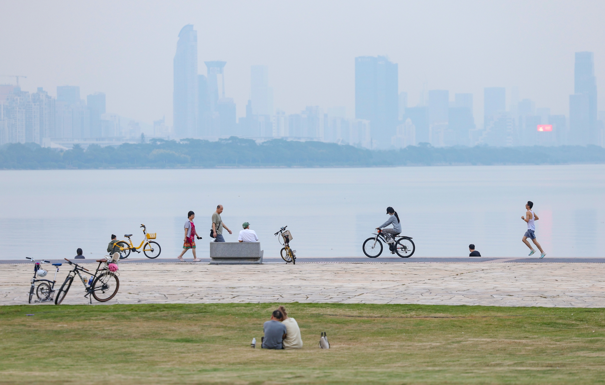 10月30日，市民在深圳湾公园健身。