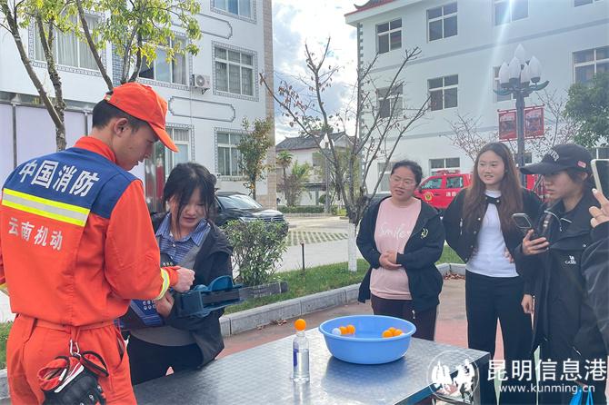 2.学生操作消防装备 2.学生操作消防装备