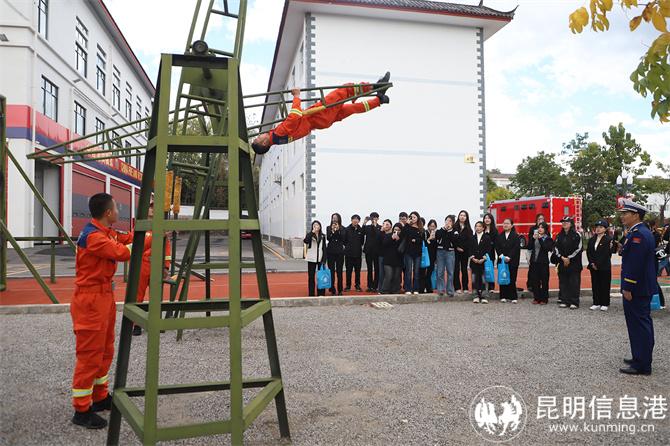 3.消防员为学生演示抗眩晕训练科目 3.消防员为学生演示抗眩晕训练科目