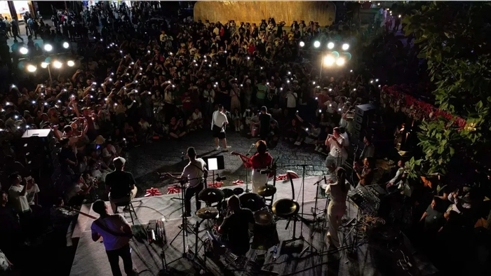 丽江古城的月下弹唱 图源:“丽江发布”微信公众号