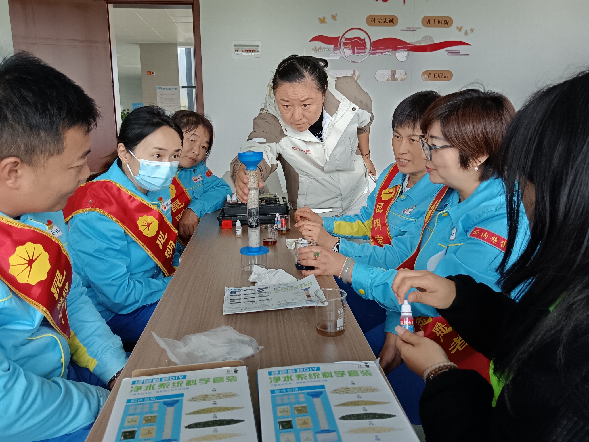 与昆明市青年志愿者协会工作人员和市民一同参与水质净化实验，用直观的数据感受生态治理的科技力量