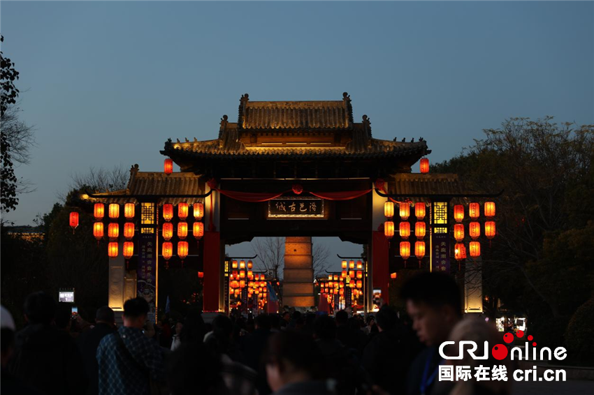 【2025打卡中国】这里藏着中国最硬核的浪漫! 外国网红狂赞:“洛阳,不愧是你!”