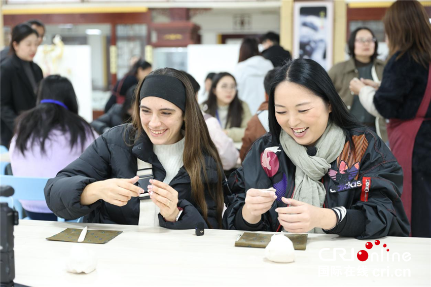 【2025打卡中国】这里藏着中国最硬核的浪漫! 外国网红狂赞:“洛阳,不愧是你!”