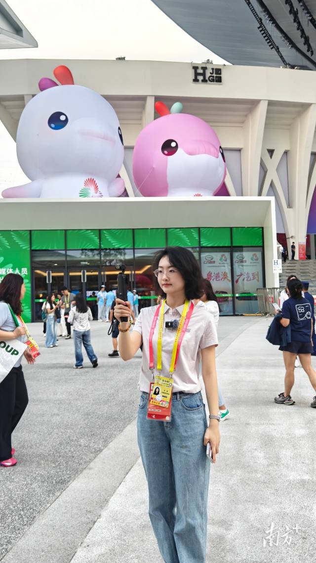 中国教育电视台记者许昊在拍摄中。